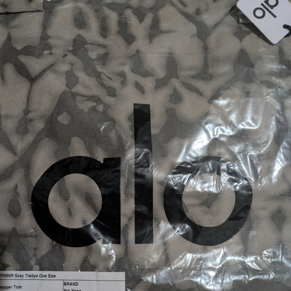 ALO Yoga Gray and White Tote Bag - Picture 3 of 5
